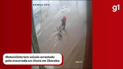 Motociclista tem veículo arrastado pela enxurrada em chuva em Uberaba