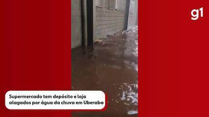 Supermercado tem depósito e loja alagados por água da chuva em Uberaba