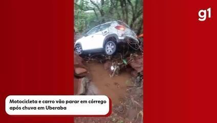 Carro e motocicleta vão parar dentro de córrego após chuva em Uberaba