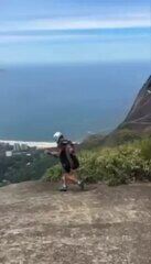 Homem cai após salto errado de speed fly no Rio