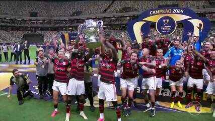 Veja a cerimônia de entrega da taça da Copa do Brasil e a festa dos jogadores do Flamengo