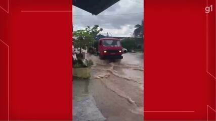 Chuva forte causa alagamento e correnteza em Arniqueiras, no DF