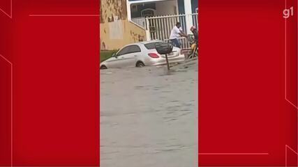 Vídeo mostra alagamento com carro quase submerso.