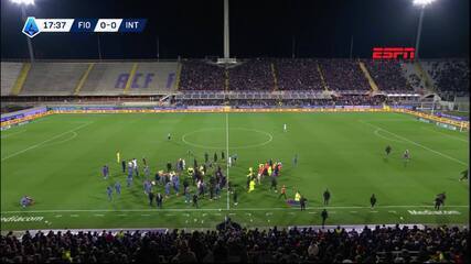 Jogador da Fiorentina colapsa em campo e jogo contra Inter de Milão é adiado