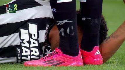 Aos 2 min do 1º tempo - Vitinho, do Botafogo, sentindo muitas dores na lateral do campo e recebe atendimento