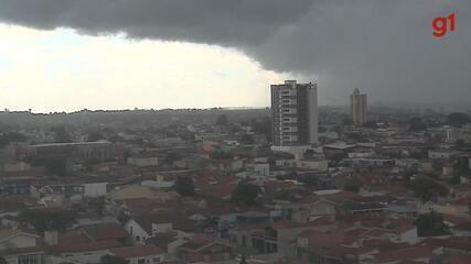 Câmera registra passagem de chuva por Itapetininga