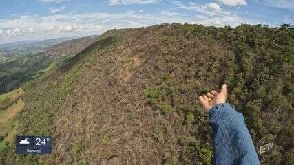 Pilotos de paraglider lançam sementes na Serra do Paredão para reflorestar área incendiada