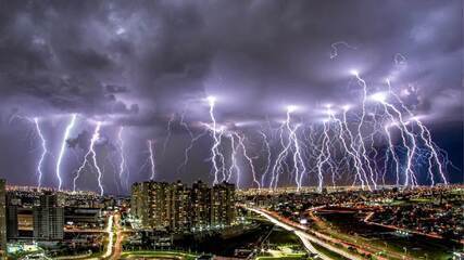 Sequência de raios captada pelo fotógrafo Leo Caldas em Águas Claras, no DF.