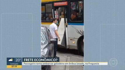 Passageiro tenta transportar geladeira em ônibus lotado, é impedido e ainda xinga motorista