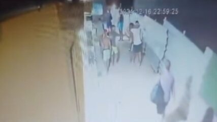 Vídeo mostra momento em que turista é arrastado por vários homens, antes de ser morto