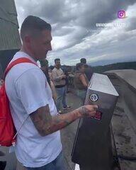 Materazzi visita o Cristo Redentor e recolhe adesivo que provocava a Inter de Milão