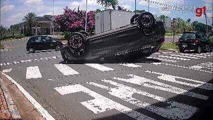 Após batida, carro capota na entrada de condomínio em Limeira