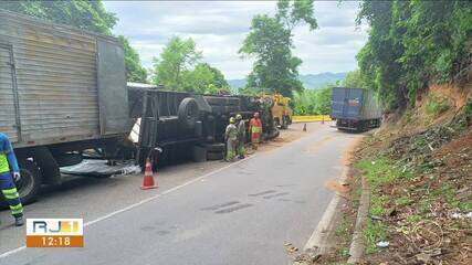 Caminhão tomba na descida da Serra das Araras e causa enorme congestionamento