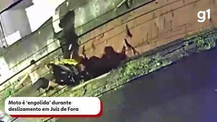 Moto é levada durante desmoronamento de barranco em Juiz de Fora