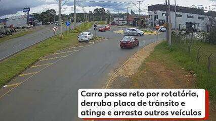 Carro passa reto por rotatória, derruba placa de trânsito e atinge e arrasta outros veícul