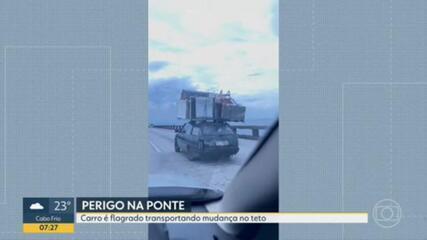 Carro é flagrado transportando mudança no teto na Ponte Rio-Niterói