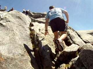 O Climbathon é realizado há 25 anos no Monte Kinabalu, na ilha de Bornéo. A maratona na montanha é também uma corrida contra o relógio. Quem não chegar ao topo em três horas e meia será desclassificado.. 'Fantástico', 29/07/2012