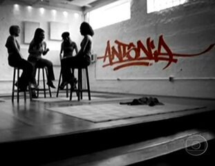 Abertura da 1ª temporada do seriado 'Antônia' (2006)