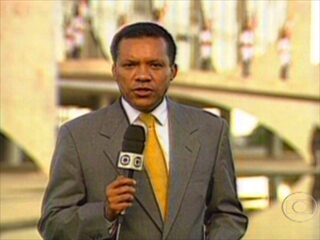 Reportagem de Heraldo Pereira sobre o rompimento do presidente Fernando Henrique Cardoso com Antônio Carlos Magalhães durante a crise no Senado, Jornal Nacional, 23/02/2001.