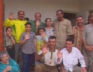 Em matéria para o Jornal Nacional, Marcos Uchoa e Sergio Gilz se hospedam na casa de uma família iraquiana e mostram como era viver sob as regras de Saddam Hussein e sob a ameaça constante dos bombardeios, 18/04/2003.