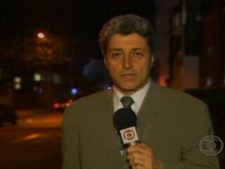 O repórter Caco Barcellos e o repórter cinematográfico Sergio Gilz acompanham a situação do conflito no centro histórico de Belém. Jornal Nacional, 04/04/2002.