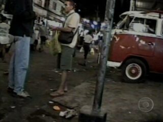 Reportagem de Tim Lopes e Flávio Fachel sobre a feira livre das drogas no conjunto de favelas do Alemão, da série que foi ao ar no 'Jornal Nacional', 03/08/2001.