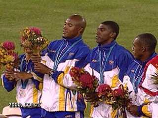 Vicente Lenilson, Edson Luciano, André Domingos e Claudinei Quirino ganham medalha de prata no revezamento 4 x 100 metros rasos, no atletismo, Jornal Nacional, 30/09/2000.