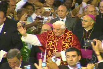 Reportagem de Alan Severiano sobre a oração do rosário, com o Papa Bento XVI, durante a visita do pontífice ao Brasil, Jornal Nacional, 12/05/2007.