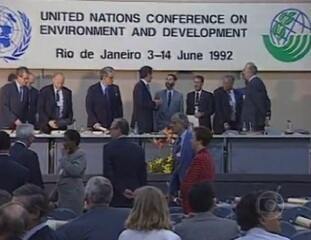 Carlos Nascimento e Valéria Monteiro apresentam o Jornal Hoje, ao vivo, diretamente do Riocentro, onde acontecia a Rio-92, 04/06/1992.