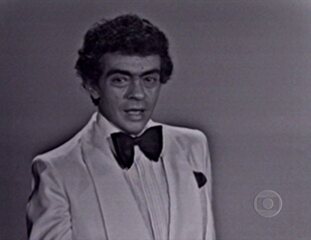 O humorista Chico Anysio conta as aventuras do malandro Azambuja em seu quadro no 'Fantástico', 24/02/1974.