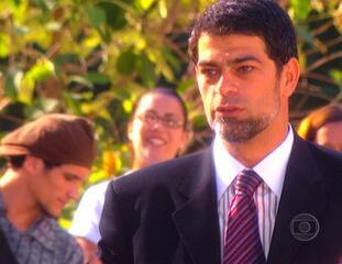 Cena em que Reginaldo (Eduardo Moscovis) discursa em frente à casa da mãe. Dirceu (José Mayer) observa.