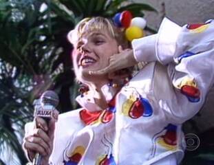 Xuxa e as paquitas cantam Ilariê' com o público, do lado de fora do Teatro Fênix – aonde o programa era gravado – no aniversário de dois anos.