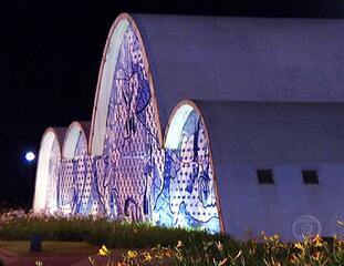 Os repórteres Camila Bonfim, Gabriel Senna, Janaina Lepri falam, ao vivo, diretamente das principais obras de Oscar Niemeyer em Brasília, Belo Horizonte e São Paulo, respectivamente. Jornal da Globo, 05/12/2012.