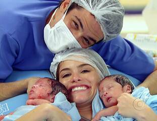 'Viver a Vida' (2009): cena do parto de Luciana (Alinne Moraes). Ela e Miguel (Mateus Solano) têm um casal de gêmeos.