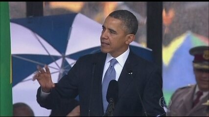 Reportagem de Renato Ribeiro e Cleber Schettini sobre a primeira grande cerimônia em homenagem a Nelson Mandela em Joanesburgo, com a presença de chefes de estado como Barack Obama e Dilma Rousseff. Jornal Nacional, 10/12/2013.