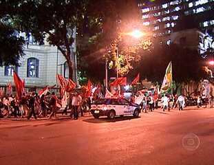 Reportagem de Sandra Passarinho sobre os protestos contra a visita oficial do presidente norte-americano, Barack Obama, na frente da embaixada dos EUA. RJTV1, 19/03/2011.