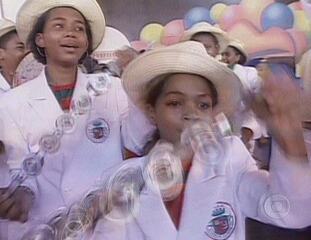 Reportagem de Arnaldo Duran sobre a final do concurso “O Pé do Futuro”, que elegeu a bateria-mirim da Grande Rio como a melhor do Grupo Especial no Carnaval. RJ TV 2ª edição, 14/02/2004.