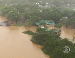 Reportagens ao vivo de Karina Borges, com imagens do Globocop, e de Mariana Gross sobre a situação da Lagoa Rodrigo de Freitas durante as enchentes no Rio de Janeiro, RJTV 1ª edição, 06/04/2010.