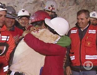 Imagens ao vivo do resgate de um dos mineiros presos por 69 dias em uma mina de cobre no Chile. Jornal da Globo, 12/10/2010.