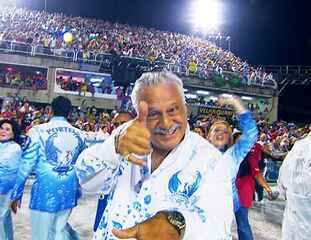 Cena em que Juvenal Antena (Antonio Fagundes) desfila pela escola de samba Portela.