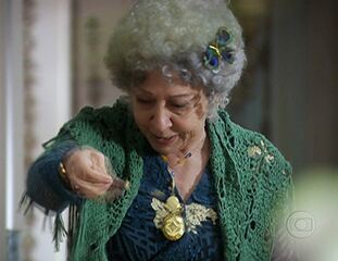 ''Saramandaia - 2ª versão' (2013): Candinha (Fernanda Montenegro) e as galinhas imaginárias