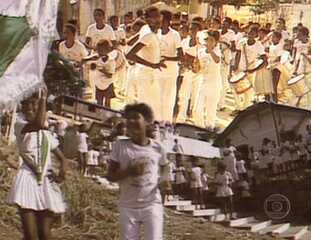 Trecho em que a bateria-mirim do Morro da Serrinha executa “Serrinha Fiel às Suas Origens”.