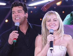 Maurício Mattar e Angélica interpretam “João e Maria”, de Chico Buarque, no palco do 'Criança Esperança', 2003