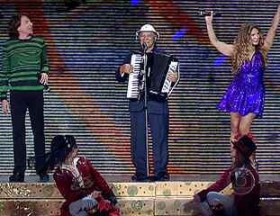 Elba Ramalho, Dominguinhos e Lenine interpretam 'Tenho Sede', de Gilberto Gil no show do Criança Esperança, 2010