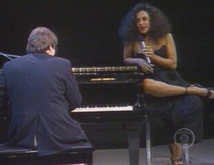 Cena do musical em que Tom Jobim canta com Gal Costa a música “Dindi”.