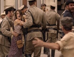 Cena em que Amélia (Bianca Bin) é presa junto com os operários da fábrica (Domingos Montagner, Thiago Lacerda, Ana Cecília Costa) ligados ao Partido Comunista.