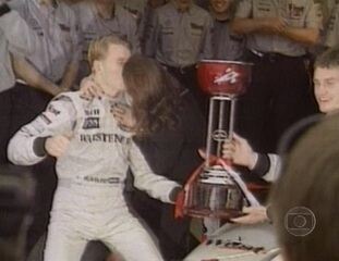 Reportagem de Pedro Bassan sobre a conquista do piloto finlandês Mika Hakkinen de campeão da Fórmula 1 de 1998 no Grande Prêmio do Japão, Fantástico, 01/11/1998.