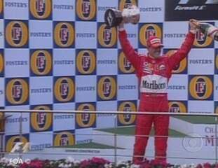 Reportagem de Tadeu Schmidt sobre a conquista do heptacampeonato do piloto alemão Michael Schumacher na Fórmula 1 no Grande Prêmio da Bélgica, Fantástico, 29/08/2004.