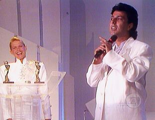 José Augusto, primeiro lugar, canta “Agora Aguenta Coração” no Paradão da Xuxa Especial.