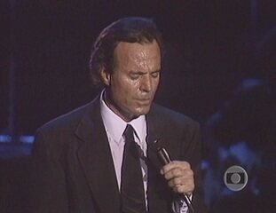 No trecho inicial do programa, Julio Iglesias fala sobre o Brasil e canta “Quijote”.